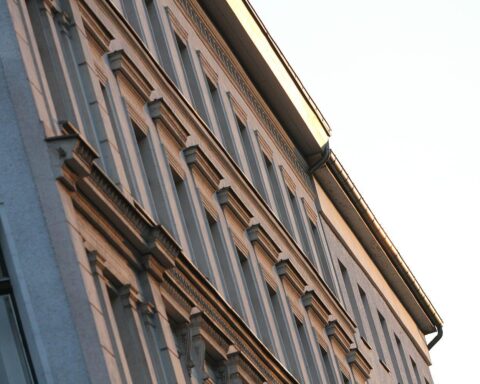 Eine moderne Hausfassade in Dortmund, Symbol für steigende Grundstückspreise und Wohnungsnachfrage.