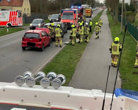 Drei beschädigte Autos nach Auffahrunfall, Feuerwehr und Rettungsdienst im Einsatz.
