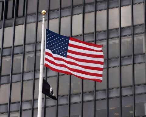 US-Flagge im Hintergrund; Soldaten im Einsatz, Trauer um gefallene Kameraden, Spannungen im Iran.