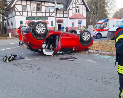 Unfallstelle mit beschädigten Fahrzeugen, Polizei und Rettungsdienst anwesend, Verkehrssituation gestört.