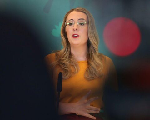 Katharina Dröge diskutiert Außenpolitik und Koalitionsverhältnisse im Bundestag.