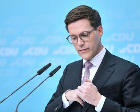 Katharina Dröge verteidigt Zoe Mayer gegen Kritik, zeigt Unterstützung für Frauen und Aufklärung.