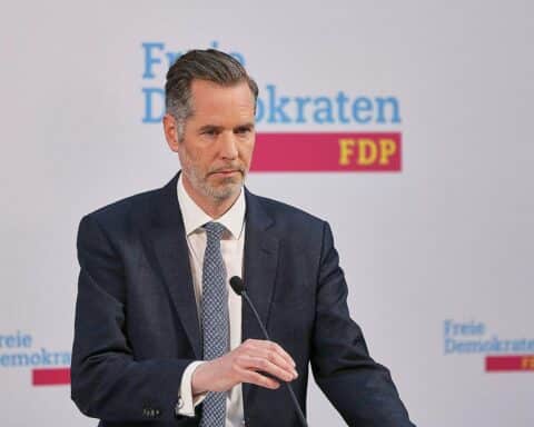 Christian Dürr spricht auf Pressekonferenz über Rücktritt und Neuwahlen der FDP-Führung.