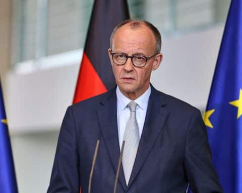 Friedrich Merz spricht bei einem politischen Treffen über Iran-Raketenangriffe und internationale Reaktionen.