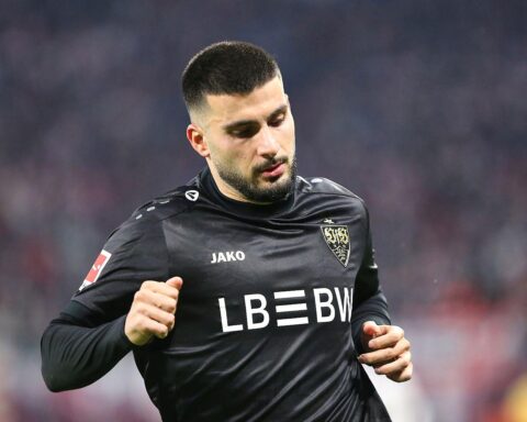 Spielszene: VfB Stuttgart vs. FC Porto, Spannung, Tore, Kämpfende Spieler, Stadionatmosphäre.