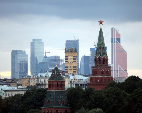 Kremlturm mit Bankenviertel, Symbol für Russlands wirtschaftliche Turbulenzen und bevorstehenden Zusammenbruch.