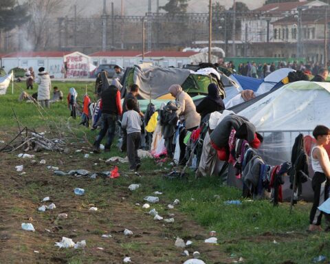 Flüchtlingslager mit Zelten, symbolisiert humanitäre Krisen und bevorstehende Migrationsbewegungen in Europa.