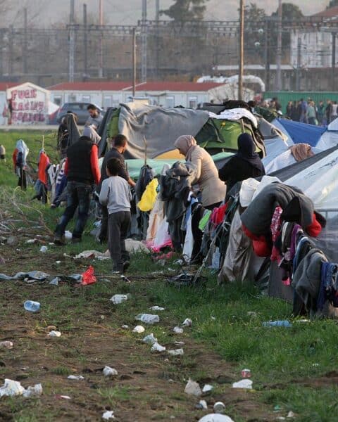 Flüchtlingslager mit Zelten, symbolisiert humanitäre Krisen und bevorstehende Migrationsbewegungen in Europa.