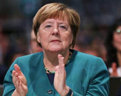 Angela Merkel, Lech Walesa, Wolodymyr Selenskyj, geehrt als Mitglieder des Europäischen Ordens.