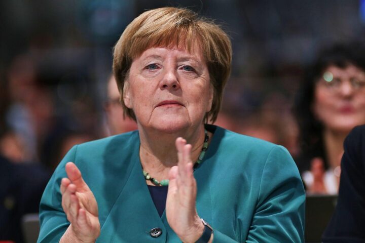 Angela Merkel, Lech Walesa, Wolodymyr Selenskyj, geehrt als Mitglieder des Europäischen Ordens.