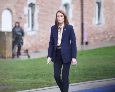 Roberta Metsola spricht über EU-US-Beziehungen, betont Einheit und Herausforderungen in der Demokratie.