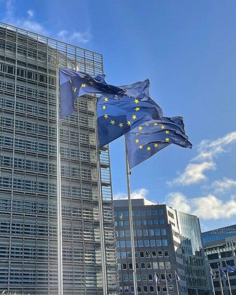 EU-Fahnen wehen vor dem Hintergrund politischer Gespräche zur Reparatur der Druschba-Pipeline in Ukraine.