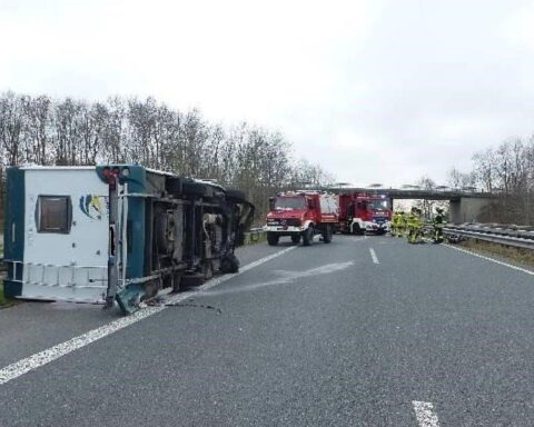 Ein Wohnmobil liegt auf der Seite nach einem Unfall auf der Autobahn.