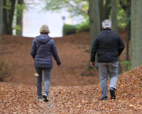 Älteres Paar schaut nachdenklich in die Zukunft, symbolisiert wachsende Einkommensschere in Deutschland.