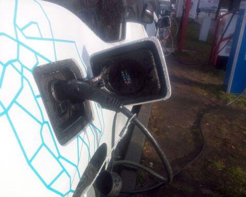 Rückgang der Elektroauto-Zulassungen in NRW, während Plug-in-Hybride zulegen.