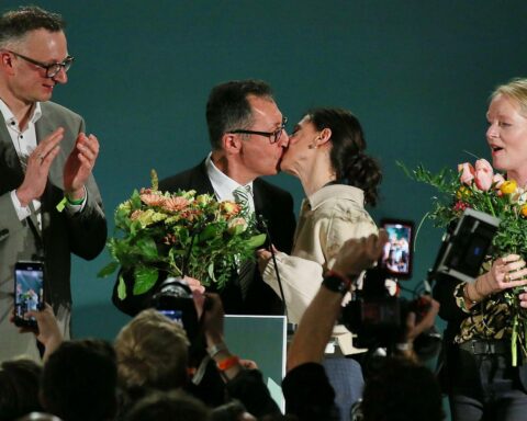 Cem Özdemir präsentiert Wahlergebnisse: Grüne und CDU während Landtagswahl in Baden-Württemberg, Stimmungserhebung.