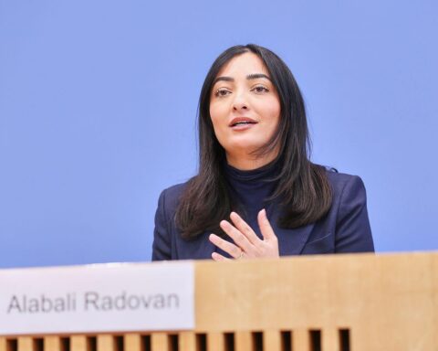 Reem Alabali Radovan kritisiert internationale Angriffe, betont Hilfe für den Libanon und Menschenrechte.