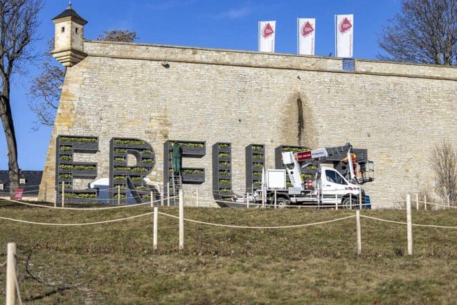 Erfurt-Schriftzug erstrahlt im Frühling