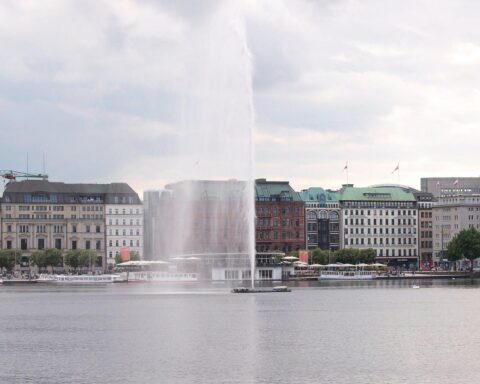 Fontäne an der Binnenalster mit einem ruhigen Wasserbecken, symbolisch für Hamburgs städtische Schönheit.