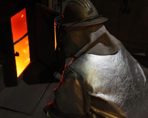 Stahlproduktion in einem Werk: Maschinen, Materialien und Arbeitskräfte im Fertigungsprozess sichtbar.