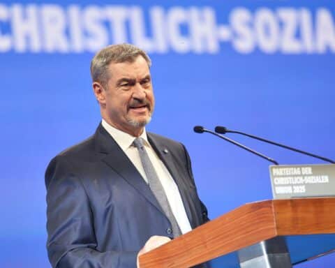 Markus Söder im Fokus: CSU-Chef wird zu konstruktiver Zusammenarbeit in der Bundesregierung aufgefordert.