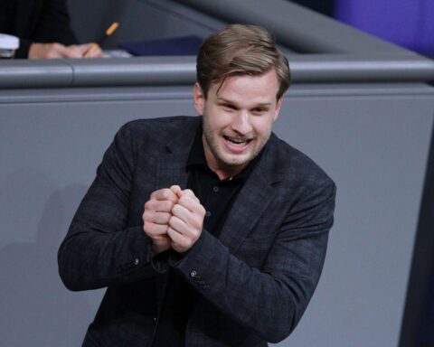 Robin Mesarosch kritisiert SPD-Führung, fordert mehr Transparenz und innerparteiliche Demokratie nach Wahlverlust.