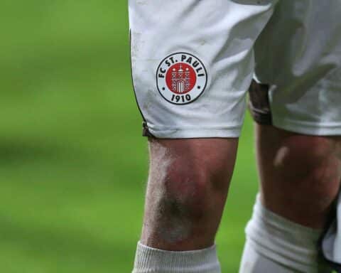 Spieler des FC St. Pauli in Sondertrikots gegen Rechtsextremismus mit "Kein Bock auf Nazis"-Logo.