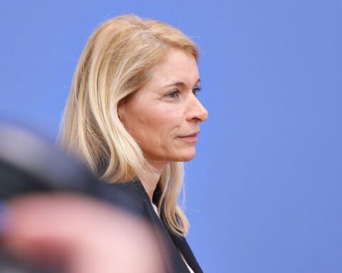 Evelyn Palla präsentiert ehrliche Bahn-Bilanz, Unterstützung von Politik und steigende Fahrgastzahlen betont.