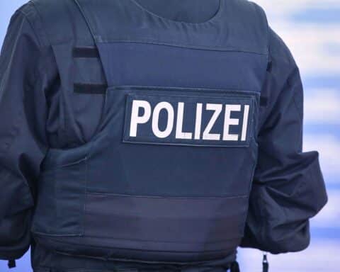 Radfahrerin schwer verletzt nach Unfall mit Auto in Erfurt, Polizei ermittelt Unfallursache.