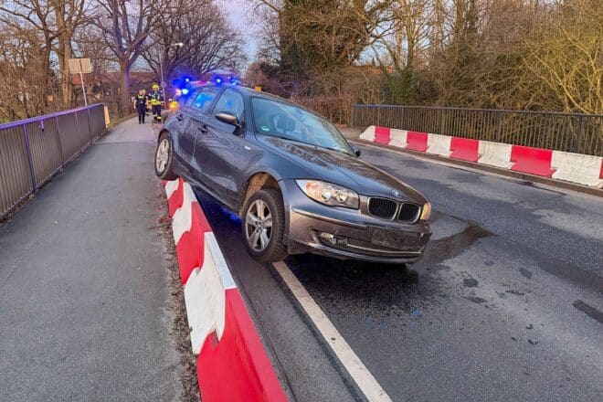 Fahrzeug kollidiert auf Allerbrücke bei Celle mit Leitwand