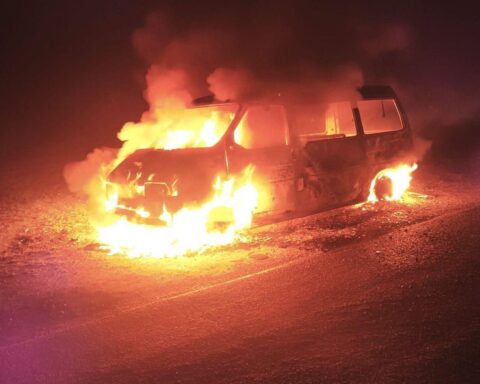 Feuerwehr löscht brennenden Transporter in Celle-Westercelle, keine Personen in Gefahr.