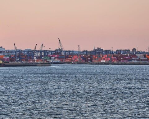 Industrieanlagen, betroffene Branchen, Energieversorgung, wirtschaftliche Unsicherheit durch Iran-Krieg, Exportrisiken Deutschlands.