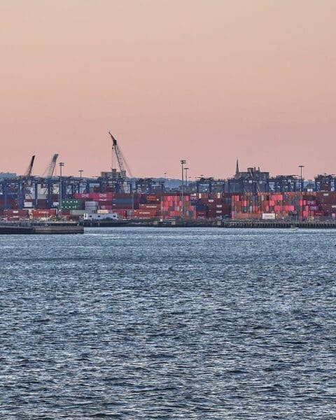 Industrieanlagen, betroffene Branchen, Energieversorgung, wirtschaftliche Unsicherheit durch Iran-Krieg, Exportrisiken Deutschlands.