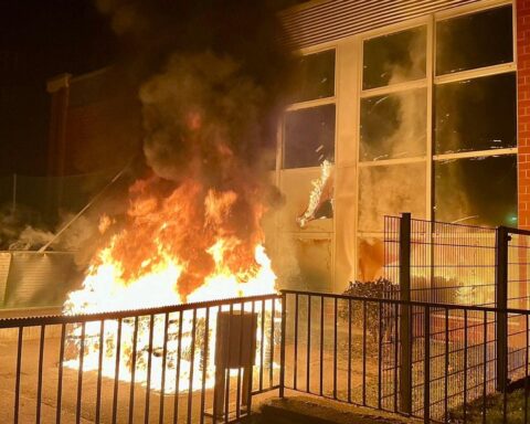 Brand in Essen: Feuerwehr löscht Flammen an Sporthalle, schnell eingeleitet und erfolgreich.