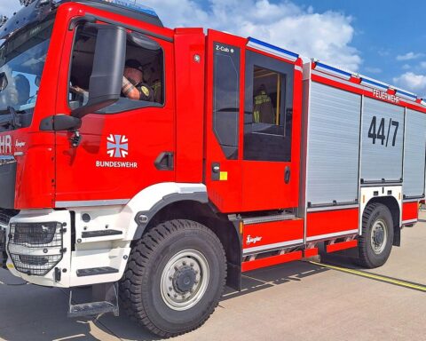 Feuerwehr löscht Brand, schützt angrenzendes Sozialkaufhaus vor Übergreifen der Flammen.