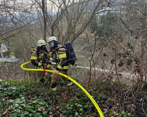 Feuerwehr Herdecke bei Brandbekämpfung im Kleffweg, Einsatzkräfte in action.