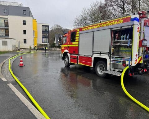 Feuerwehr im Einsatz, evakuierte Gebäude, Fehlalarm wegen Gasaustritt und Rauchentwicklung.