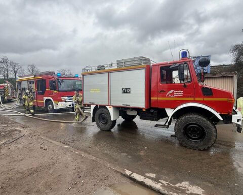 Tanklöschfahrzeug der Feuerwehr Weinheim transportiert Löschwasser zur Brandstelle auf Recyclinghof.