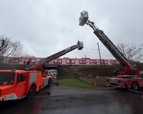 Feuerwehr rettet Fahrgäste aus stillgestandenem Zug mit Drehleitern im Essener Stadtteil Kettwig.