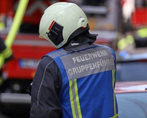 Feuerwehr im Großeinsatz gegen Brand bei Malteser Rettungswache in Wuppertal.