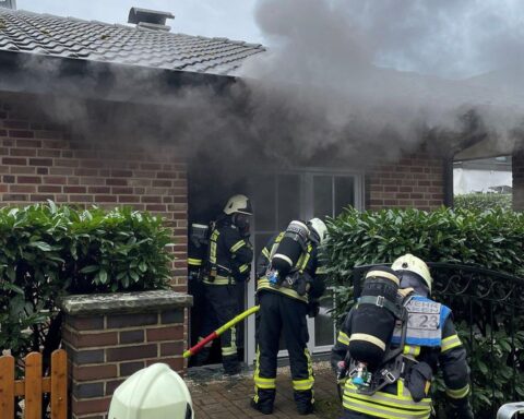 Feuerwehr löscht Brand im Dachstuhl eines Wohnhauses in Dinslaken, Rettungskräfte im Einsatz.