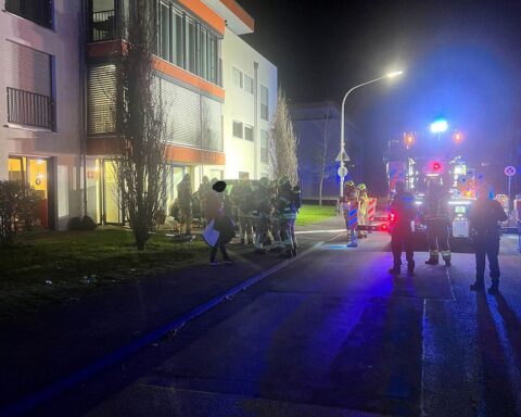 Feuerwehr löscht Brand in Wohnheim für Menschen mit Behinderung, alle Bewohner unverletzt.