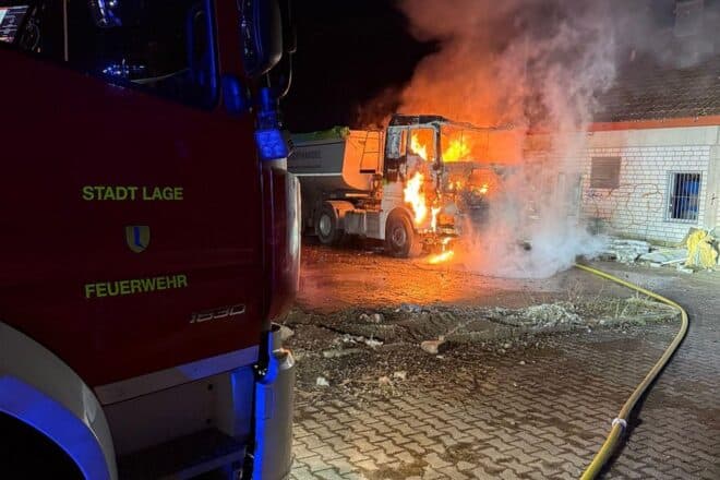 Feuerwehr löscht Vollbrand in LKW-Fahrerhaus in Lage