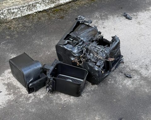 Feuerwehr löscht Zimmerbrand in Detmold-Brokhausen, sichtbare Rauchentwicklung und Brandsachen.