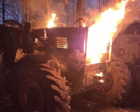 Brennender Traktor, Feuerwehr im Einsatz, laute Löscharbeiten in ländlicher Umgebung.