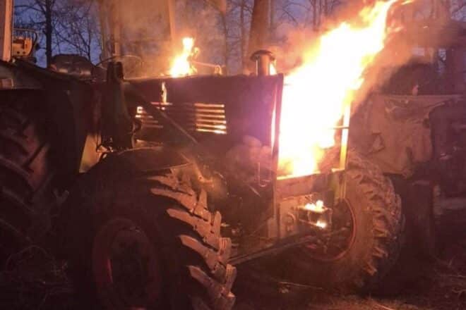 Feuerwehr löscht brennenden Traktor in Achternmeer