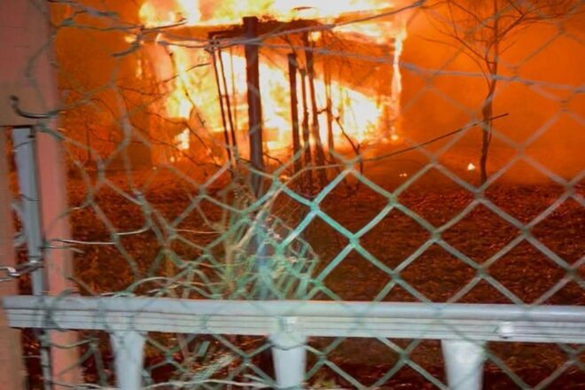 Feuerwehr löscht nächtlichen Laubenbrand in Remscheid