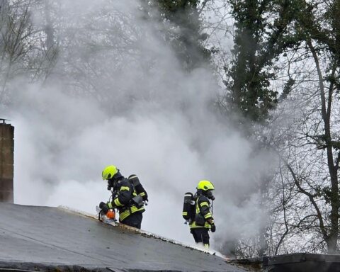 Feuerwehr öffnet Dach des Boxclub-Vereinsheims mit Spezialsäge zur Brandbekämpfung.