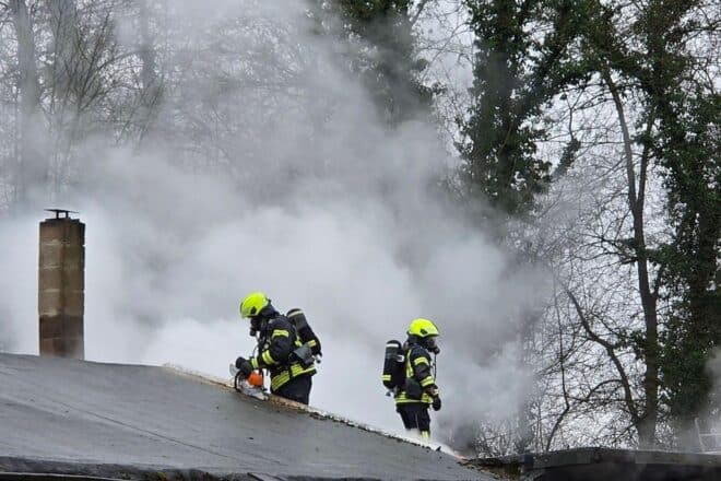 Feuerwehr löscht versteckten Brand in Vereinsheim in Datteln