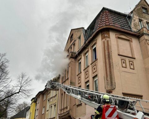 Drehleiter der Feuerwehr rettet Menschen und Tiere aus brennendem Mehrfamilienhaus in Essen.